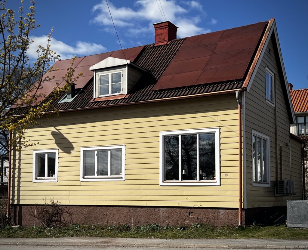 Röda solceller på ett tegeltak